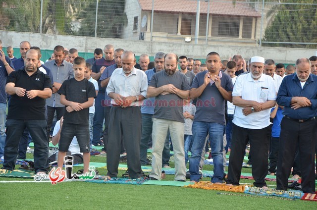 فيديو : المئات يؤدون صلاة عيد الأضحى والرئيس عادل بدير والأهالي يتصافحون ويهنئون ويعم السرور كل الحضور